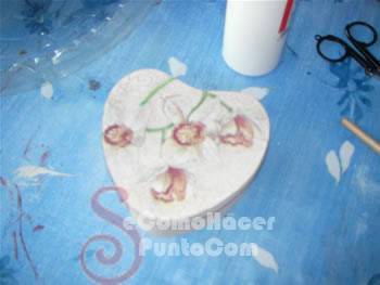Cajas en forma de corazón con decoupage