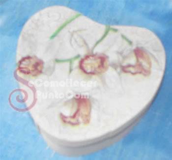 Cajas en forma de corazón con decoupage