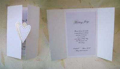 Invitación de boda blanca con corazones