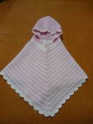 Poncho con capucha a ganchillo